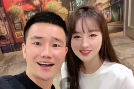 嘎子与小8岁娇妻同框，身材窈窕蝎子腿惊艳，豪宅奢华大到能练武图片