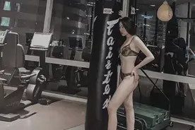 越南女生穿比基尼去健身房引围观，称这样更能看到自己的身材变化图片