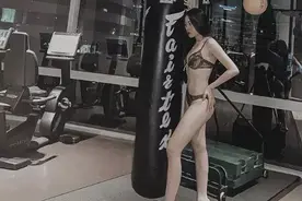 越南女生穿比基尼去健身房引围观，称这样更能看到自己的身材变化图片