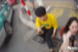 电动自行车撞上出租车，骑车女子不但赔钱还被罚图片