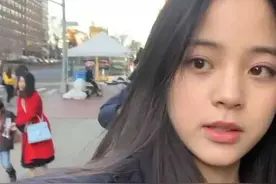 欧阳娜娜国外被男粉搭讪求合影，看清男生颜值：出道吗？爆红那种图片