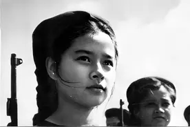 直击越战期间的越南女兵：图4身上绑满炸弹，图9被美国大兵扛抱走图片