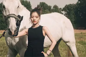 边程向任敏公开道歉，网友评论有趣，而任敏22字回应：交给时间图片