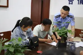 哥哥打我！年过半百的弟弟哭着报警，民警赶到现场，兄弟俩竟为孝顺父亲大打出手图片