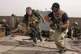 真实的雇佣兵战争画面：非洲国家动乱，白人雇佣兵赚得盆满钵满图片