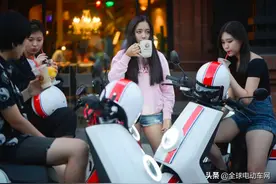 新国标电动车不能加装后尾箱，雨衣和头盔往哪里放？图片