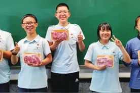 这位教师给学生发“奖学肉”，寓意：努力学习 凭实力吃肉图片