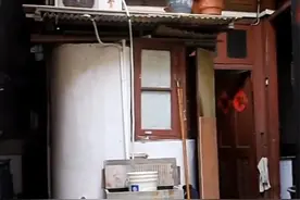 上海1家4口挤在13㎡弄堂小家，巴掌大空间太逼仄，网友：这咋住啊图片