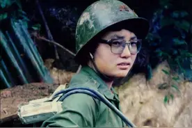 “战地女神”刘亚玲，曾因违抗军令上老山前线被处分，如今可好？图片