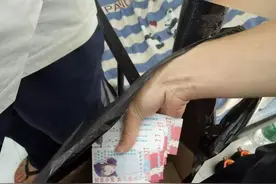 外卖小哥“兼职”赚外快，边送外卖边沿路撒黄色小卡片图片