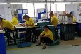 “骗我进厂，说流水线靓女多，你们看看这是人干的事吗？”哈哈哈图片