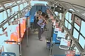 十堰一女子公交车内突发疾病，司机热心出手救助图片