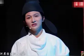 央视七夕晚会，周深成《人民日报》独宠，《画绢》被三大官媒怒赞图片