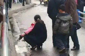 “新型把尿”悄悄蔓延，正在伤孩子排尿系统，年轻家长却前赴后继图片