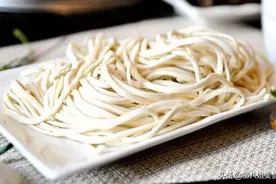 做手擀面时，和面要多加“2个料”，面条筋道不易断，爽滑不粘连图片