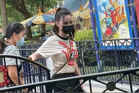 张萌与爱女罕见同框，3岁女儿穿粉裙似公主，外出全程获专人照料图片