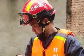 还记得火遍全网的“消防抱”吗？获救婴儿父亲跑到抗洪现场送锦旗图片