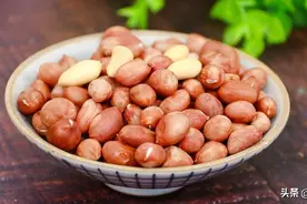 花生米不用水煮，撒点盐泡一下，比油炸得更好吃，咸香酥脆图片