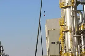 300吨的大吊车也逃不过打混凝土的命运图片