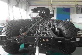 陕汽10x10新型军卡，“俯卧撑、螃蟹走”样样精通，实力不输MAZ图片