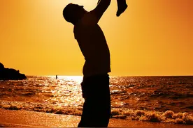 父亲节感怀：时光易逝，岁月催人老，子女且行且珍惜图片