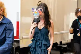 38岁安妮海瑟薇穿短裙拍戏，大腿肌肉线条抢镜，网友：女神也壮了图片