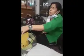 接到丈夫死讯，新加坡巴士女司机在车上瞬间崩溃图片