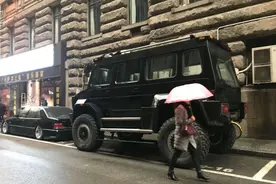 上海地下车库停三辆“皮卡丘”，最便宜的130万，车主还是小姐姐图片