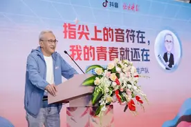 这些“银发族”身上自带“追光灯”，抖音正在成为老年用户生活社交的重要工具图片