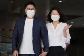 霍启刚曝光郭晶晶带仨娃日常，心疼老婆太忙太累，不敢再想拼四胎图片