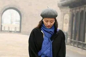 央视主持刘芳菲气质佳，穿搭也一流，40+的女性这样穿特时髦图片