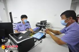 二手车交易登记跨省通办首日，车管所民警为你答疑解惑图片