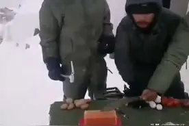 边境雪山降温，食品冻成冰坨：印军用弯刀猛砍土豆，根本砍不开图片
