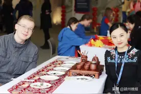 80后教师接受国家公派，赴英国教授汉语：世界很大，年轻人一定要去看看！图片