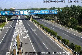 危险！女子骑电动车上高速还逆行......图片