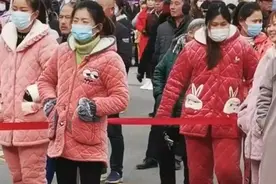 校园门口接孩子放学的“睡衣妈妈”，方便了自己，伤了孩子自尊心图片