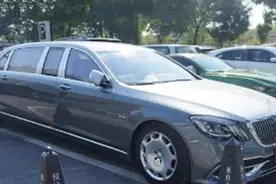 限量奔驰“迈巴赫S680普尔曼双色版”，长6500毫米，自重5.17吨图片