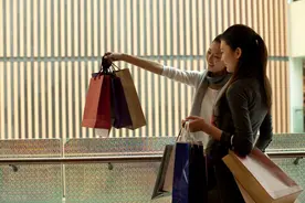 挎着LV的女室友，用洗脸盆接尿，带相亲对象到合租房间图片