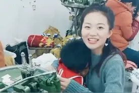 “最美厂花”带娃上班，孩子睡着搂怀里工作：这心酸过来人才懂图片