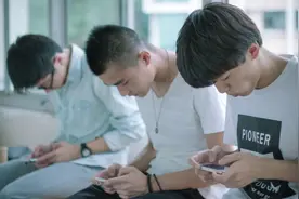 学生砸手机，老师被停课：当所有人拍手叫好时，我们的孩子就完了图片