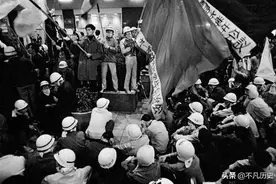 老照片：1968年日本的反越战游行示威，真够猛的图片
