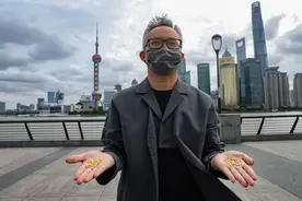 世界粮食日前夕艺术家用500克黄金打造1000粒米，扔进黄浦江……图片