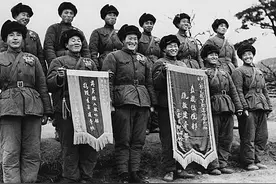 老兵下飞机后被海关嘲笑，他直接怼海关，我上次是开坦克来的图片