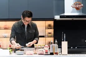 谢霆锋亲自下厨为王俊凯萧敬腾煮汤，王俊凯在旁帮忙超乖巧图片