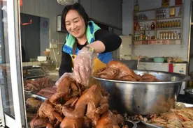 河南小镇烧鸡摊，40元一只，有人大老远来吃，顺便一睹老板娘芳容图片