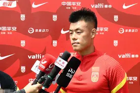 谭龙无畏归化球员 自称良性竞争压力不大 他是李铁的秘密武器？图片