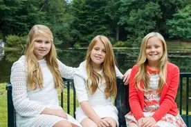 16岁荷兰公主又圆了！一身蓝裙罩不住小肚腩，五官越长越像国王图片