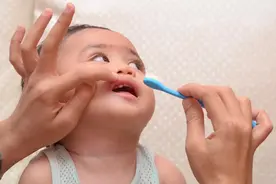 给小宝宝刷牙像杀猪？刷牙就是吃牙膏？原来方法这么多图片