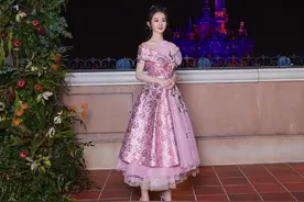 赵丽颖瘦太多！出席晚宴满脸温柔，瘦出尖下巴身材显单薄图片