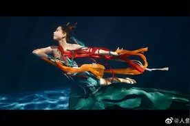 90后水下仙女一舞成名，引十亿次围观：这群人打了无数明星的脸图片